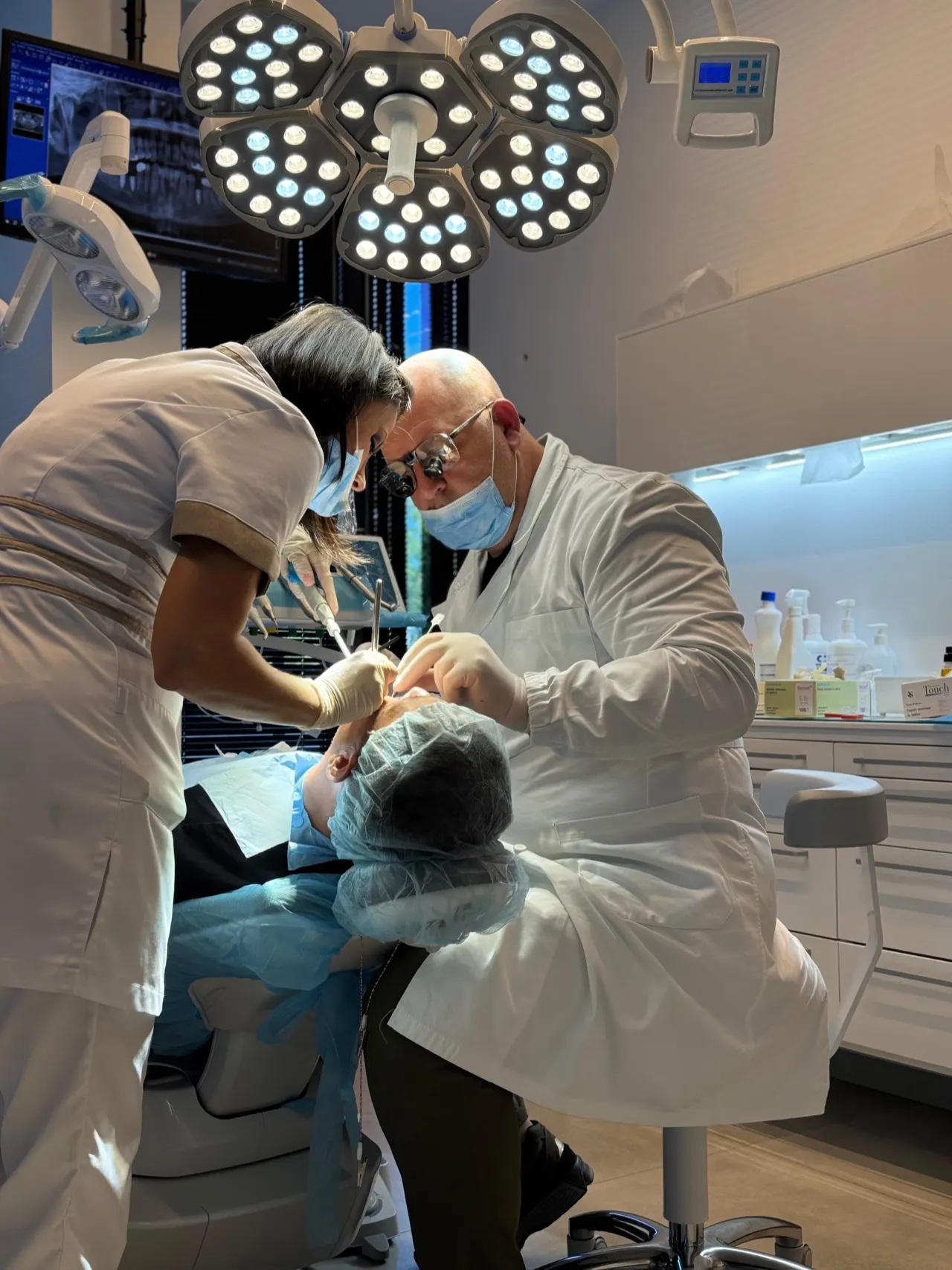 Intervento di implantologia dentale nella sala chirurgica di Aurum Dentis a Bari