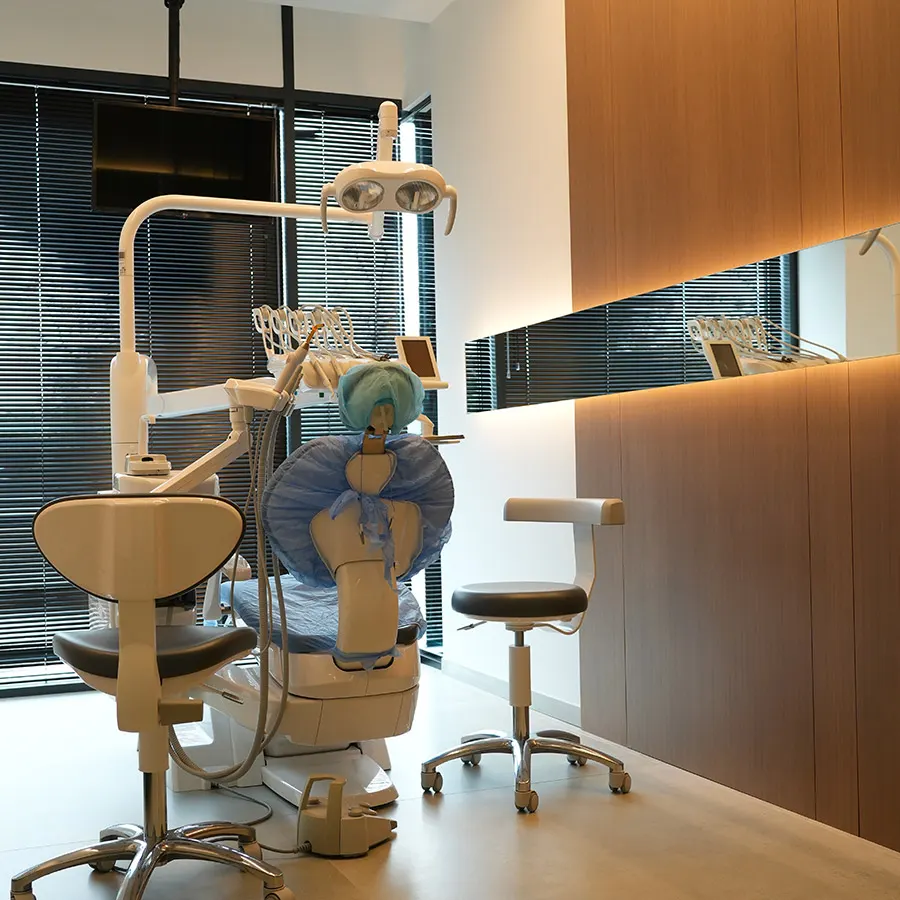 Un ambulatorio dello studio odontoiatrico Aurum Dentis a Bari, con riunito e sgabello operatore