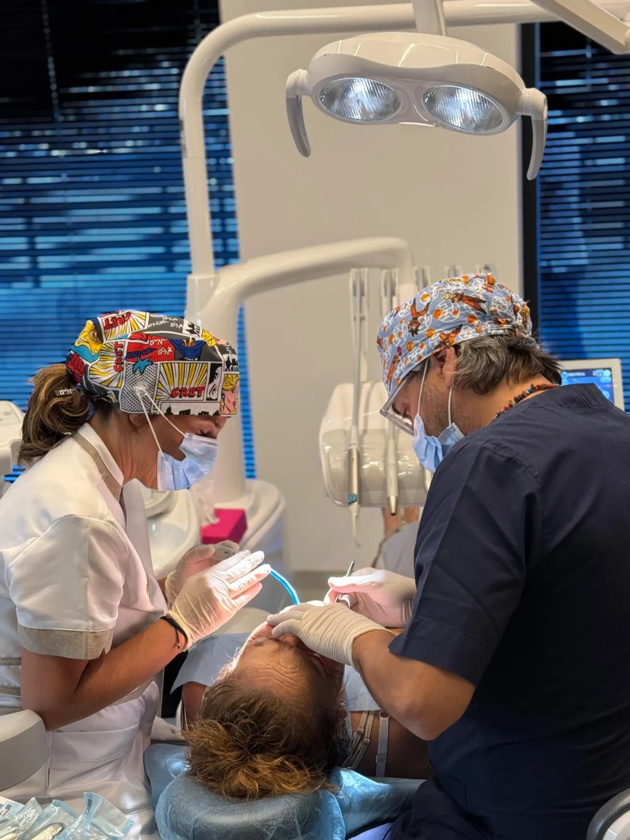 Seduta di igiene dentale professionale nello studio Aurum Dentis a Bari